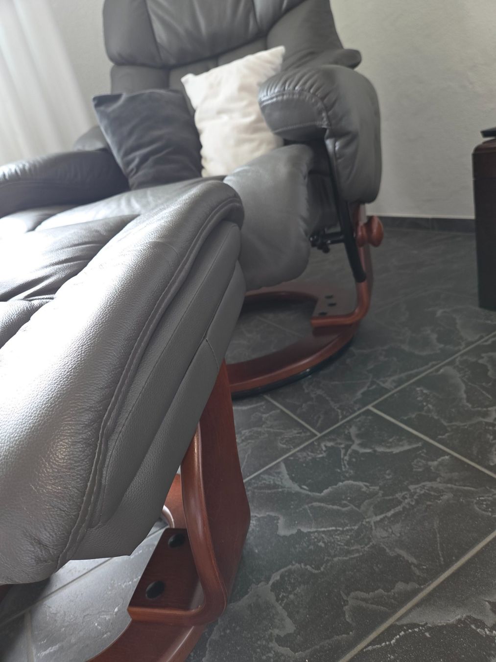 Poltrone: Ledersessel mit Hocker, Drehsessel, Relaxsessel – Usato da Habsburg venduto da Andcha 2