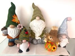 5 statuettes décoratives de nains - une avec lampe solaire