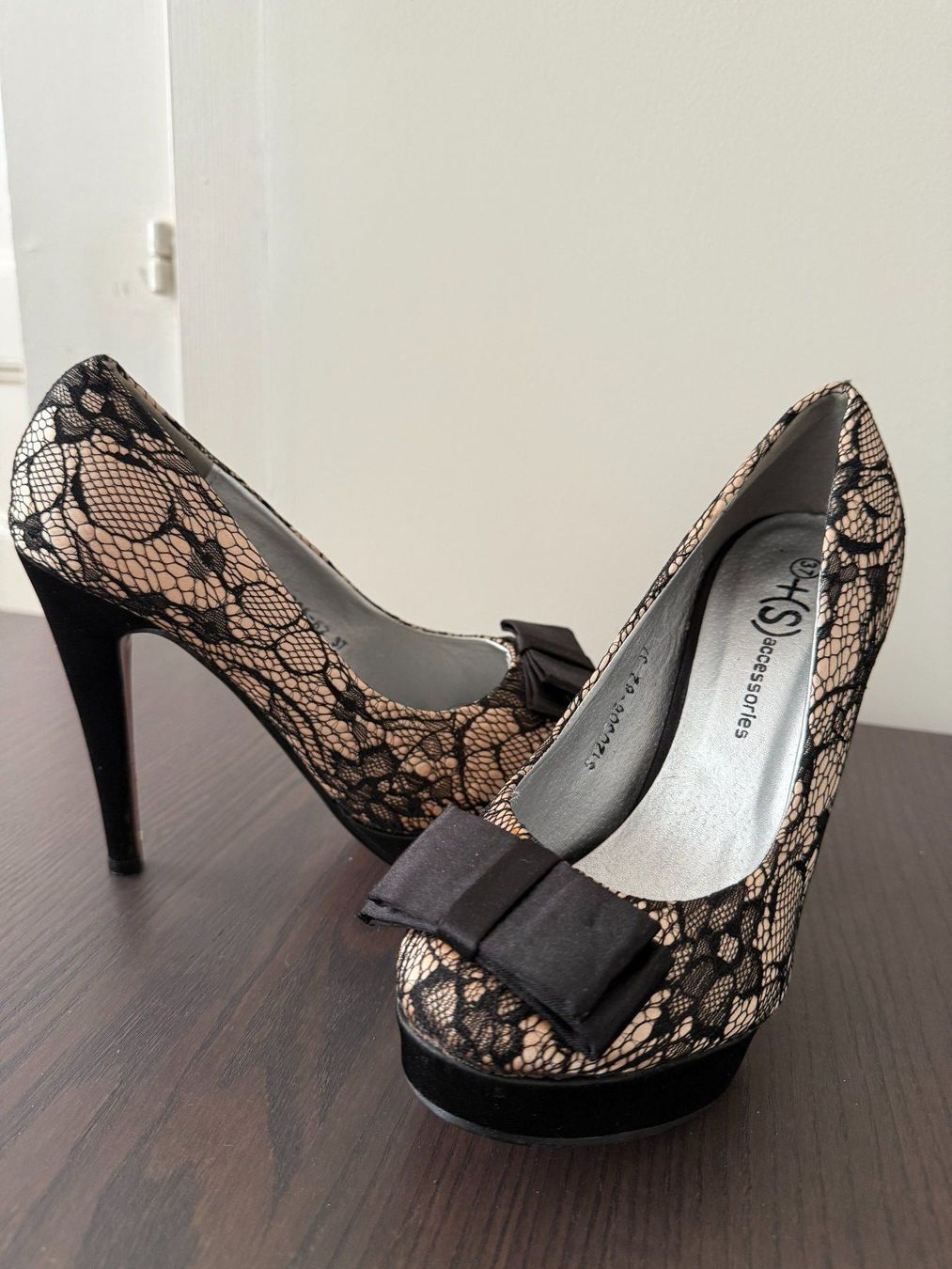 Scarpe da donna: 38. Escarpins hauts en dentelle – Nuovo (secondo la descrizione) da Le Locle venduto da tchanatakoua 5