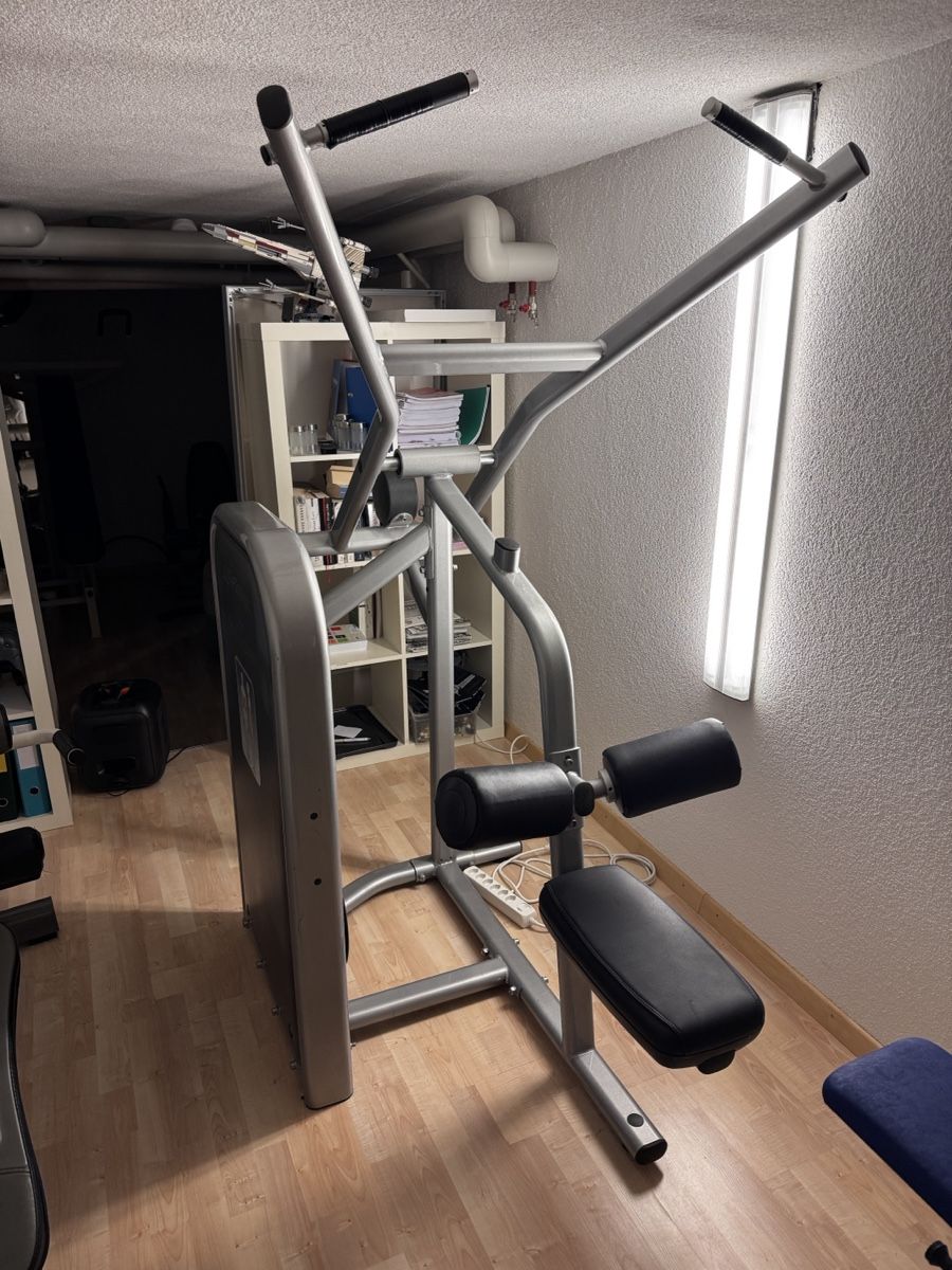 Vélos d'appartement: Lat Pulldown Machine - Life fitness – D'occasion à Stallikon par domi_7