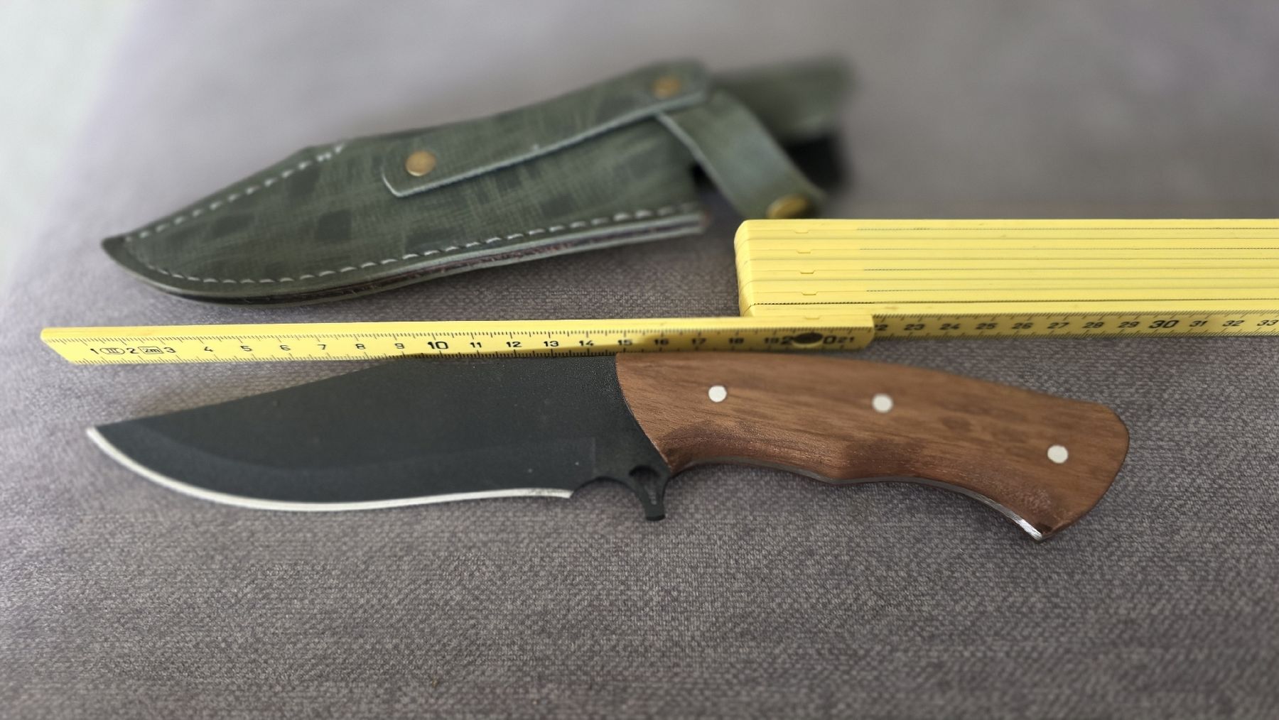 Accessori: Handgefertigtes Carbon-Messer mit Holzgriff und Kydexscheide – Nuovo e nell'imballaggio originale da St. Margrethen SG venduto da Duezenli61