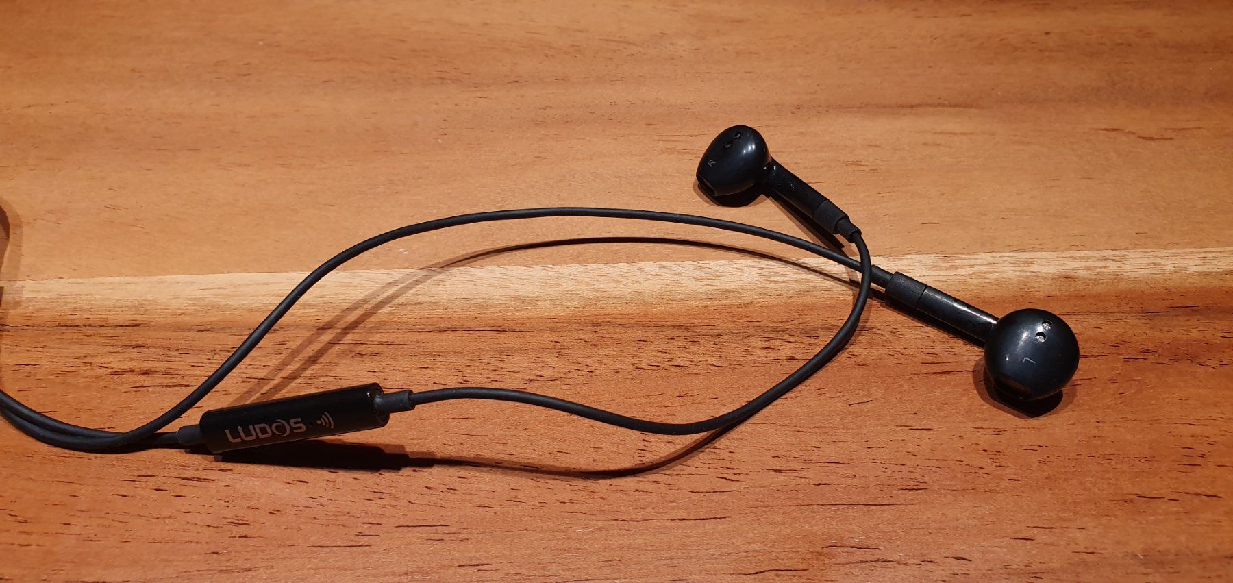 Apple Cuffie: LUDOS Apple iPhone EarPods Kopfhörer in Schwarz. – Usato da Zürich venduto da Leica.C89 3