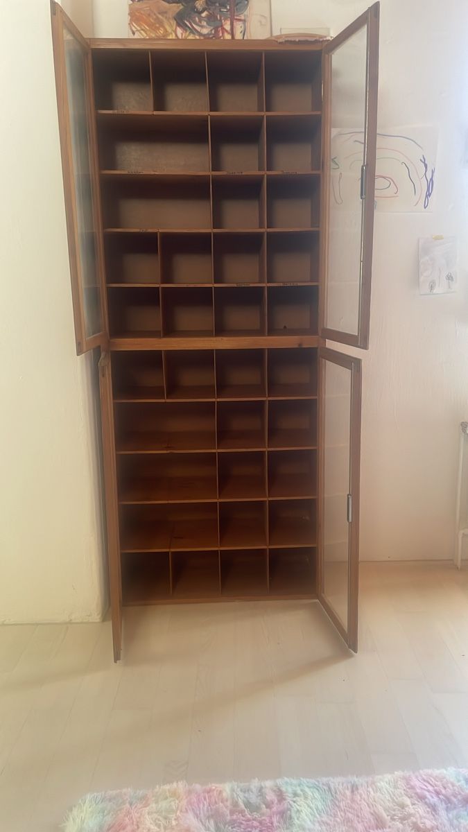Armadi: Schöner Schrank mit vielen Fächern und Glasfront – Usato da Dinhard venduto da BarMart 2