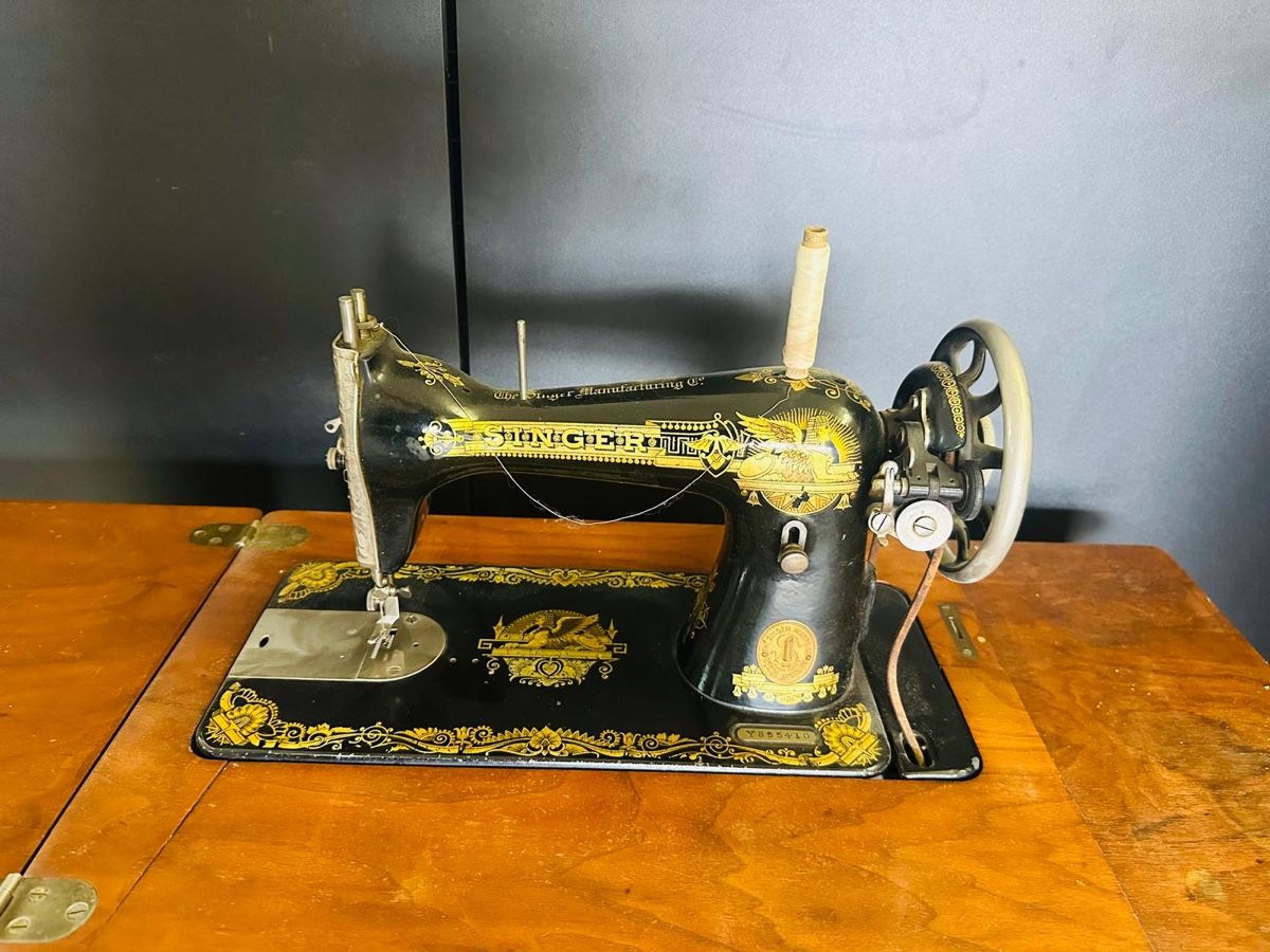 Singer Nähmaschinen: Singer Sewing Machine with Table and Foot Pedal – Gebraucht aus Olten von Asaliya 2