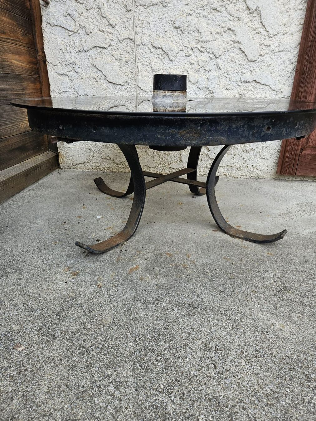 Tavoli: Table basse artisanale roue de char, plateau verre – Usato da Villars-sur-Glâne venduto da Tibloom 1