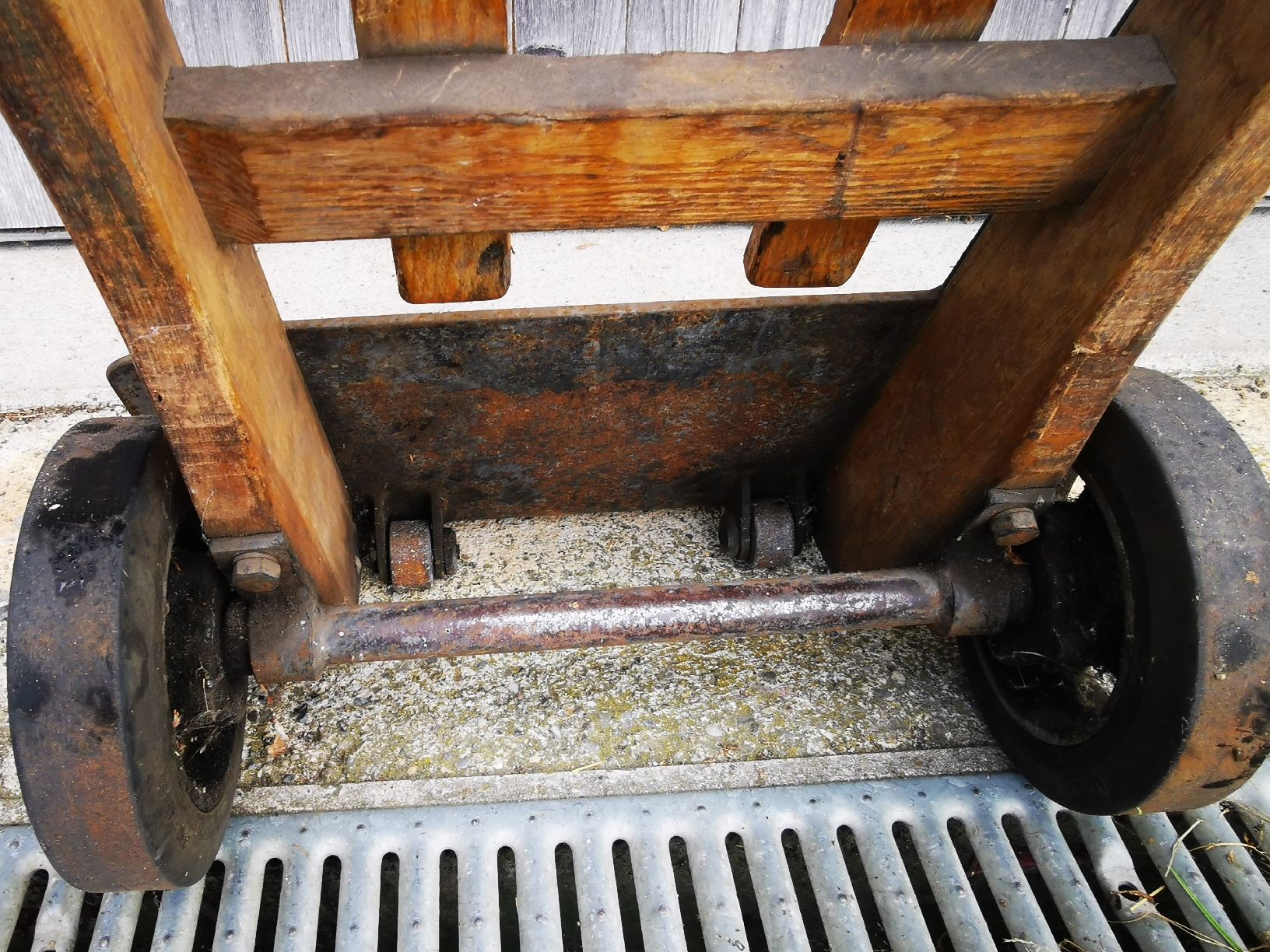 Tutti gli attrezzi: Alte Sackkarre "Gebr. Frech Sissach" funktionert eiwandfrei. – Usato da Langnau i. E. venduto da Seisam 3