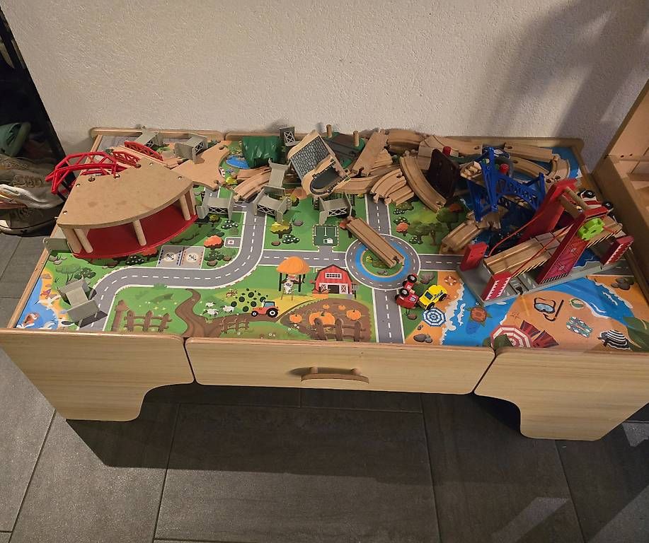 Spielzeuge: Holzeisenbahntisch – Gebraucht aus Domat/Ems von del_glb5