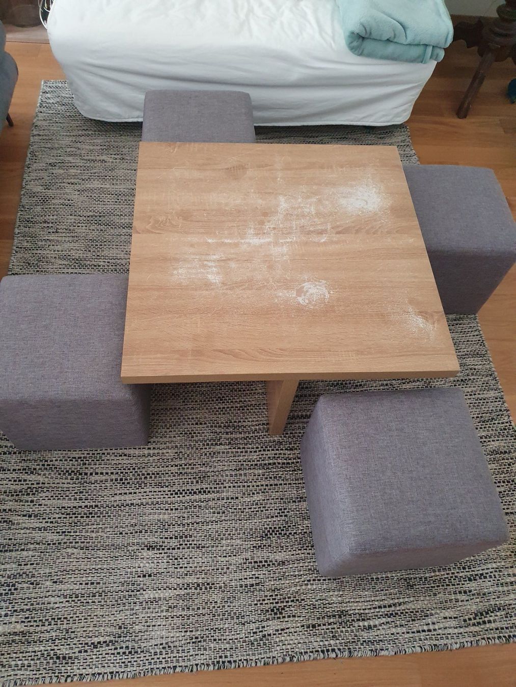 Conforama Tischset: table basse avec 4 tabourets – Gebraucht aus Zürich von bec_2w7p