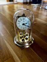 Pendule avec globe en verrre