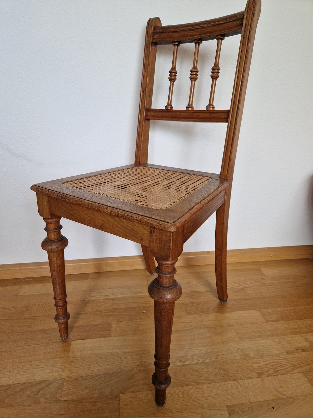 Sedie: Schöner Holzstuhl mit Geflecht – Usato da Basel venduto da earthwalker
