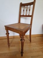 Schöner Holzstuhl mit Geflecht