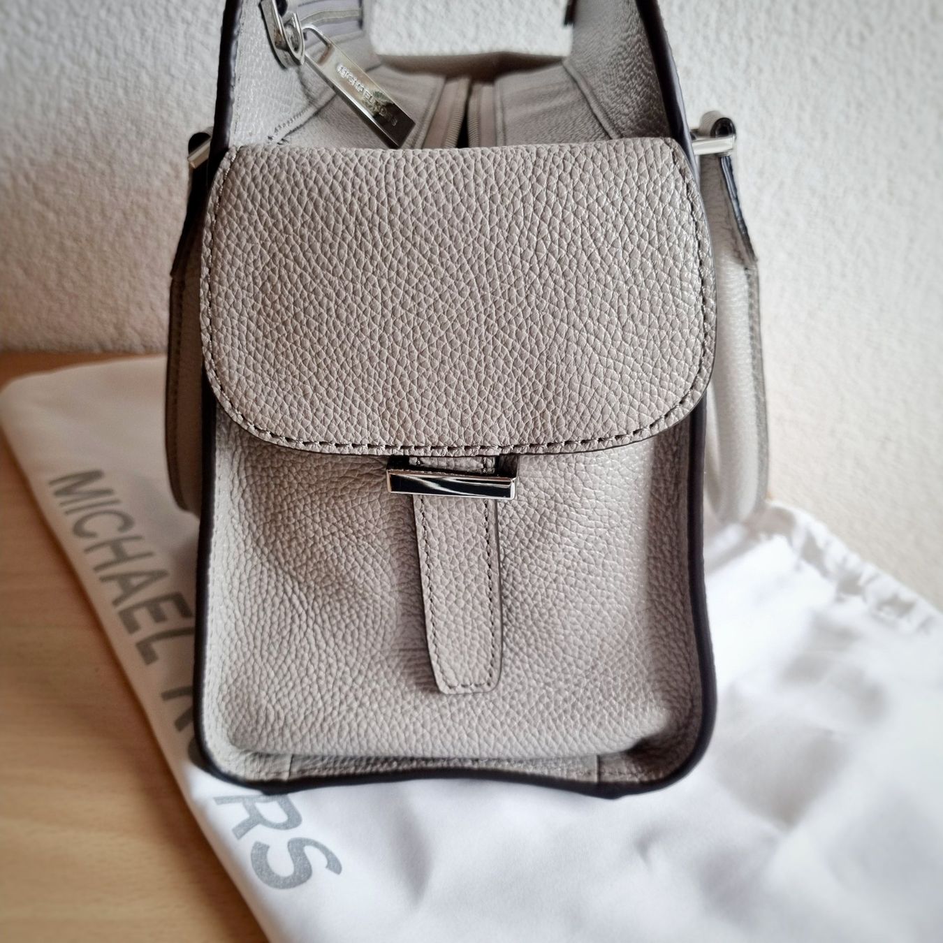 Michael Kors Borse da donna: Handtasche Michael Kors hellgrau genarbt – Usato da Herrliberg venduto da krikra 1