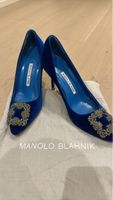 Manolo Blahnik Pumps blau Samt mit Verzierung neuwertig