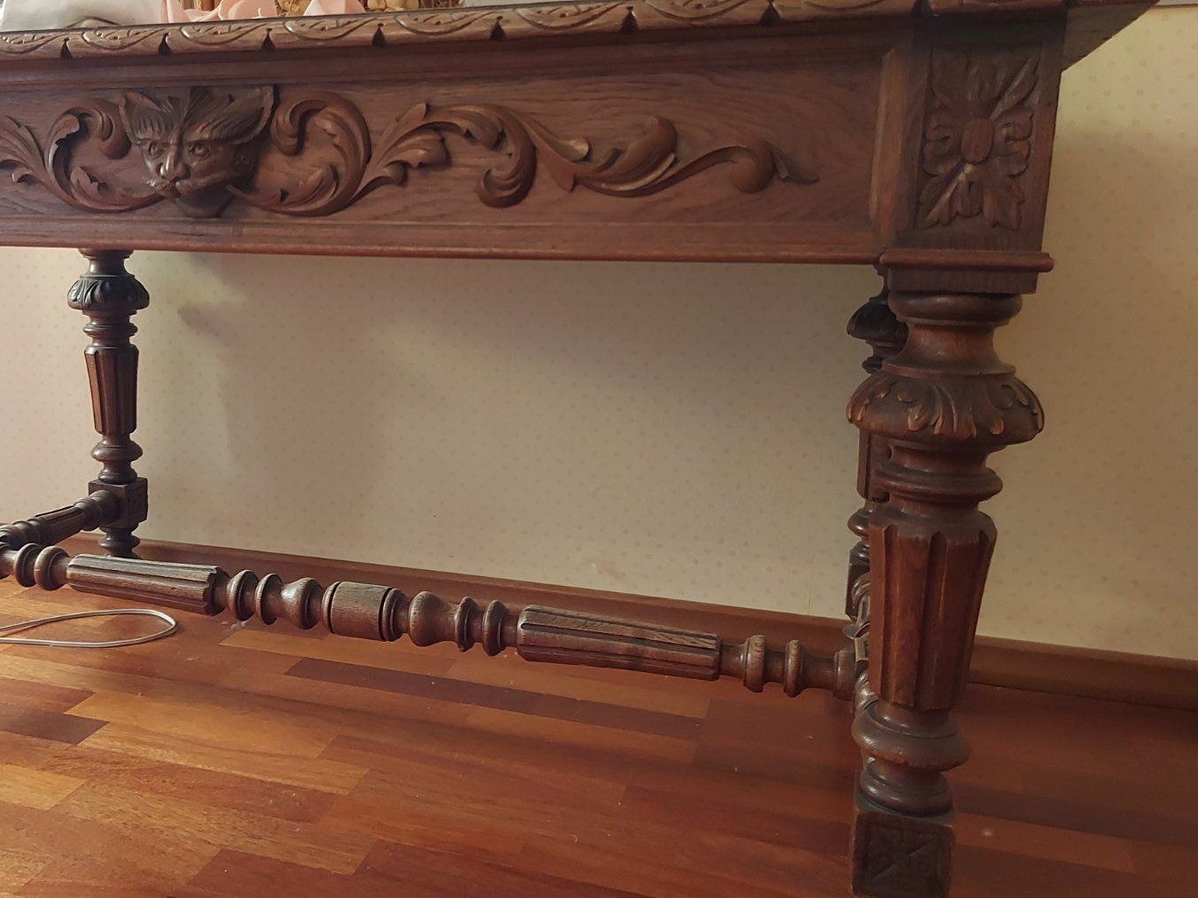 Tavoli: Tisch mit Schnitzereien – Usato da Arlesheim venduto da soggenase 2