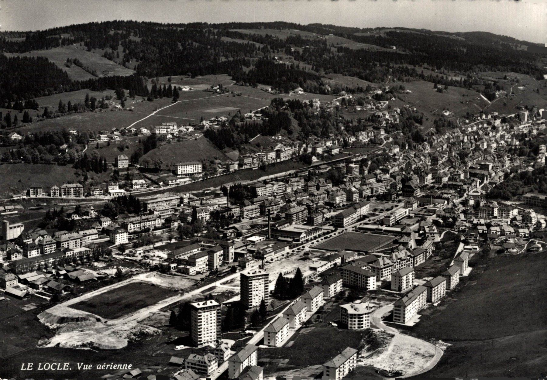 Ansichtskarten: Le Locle. Vue aérienne – Gebraucht aus Bronschhofen von Astore