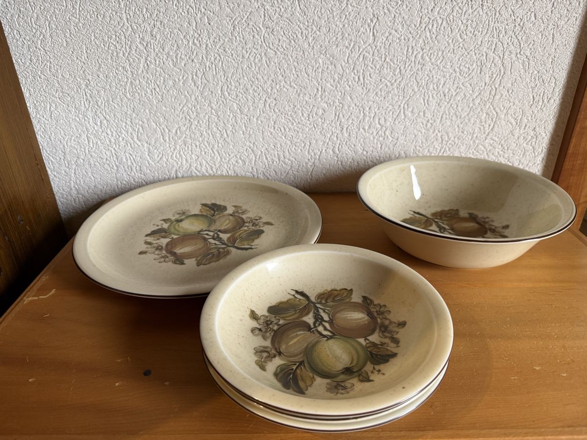 Set di piatti: Geschirr Set – Usato da Rickenbach Sulz venduto da pbf9 2