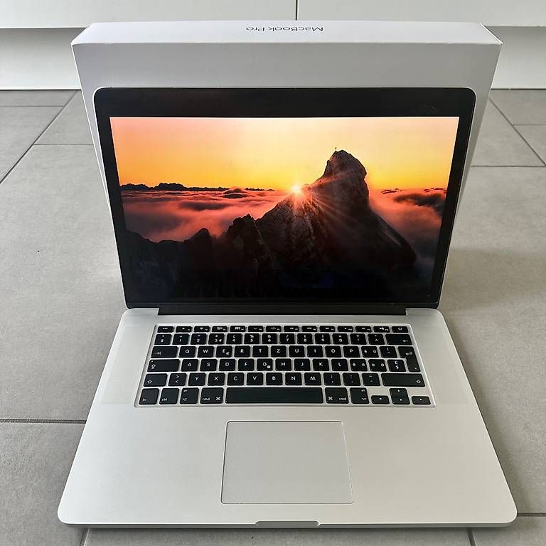 Apple Notebook: Apple MacBook Pro 15.4'' Retina mit Dicota Code Sleeve 15.'' – Usato da Aarwangen venduto da arimiak