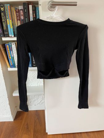 Crop top Bershka noir manches longues dos ouvert – XS