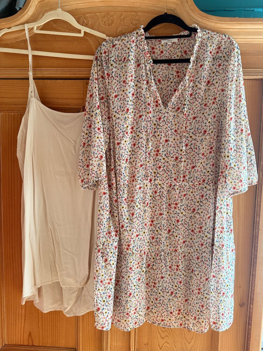 Vestiti: Hübsches Kleid von Jakes – Usato da Mastrils venduto da Laura8sevilla