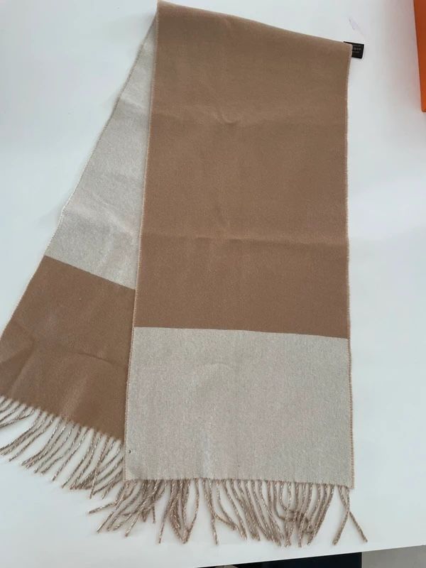 Hermès Foulard & Sciarpe: Wunderschöner Hermès 100% Kaschmir Schal – Usato da Basel venduto da ele_j688 1