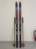 Ski (Nr. 17), Holzski von ca. 1960 mit Stöcken