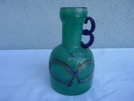 Glas Vase Gruen mit Henkel und Verzierung guter Zustand