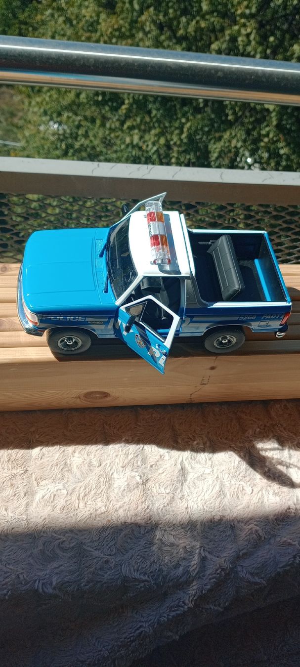 Greenlight Modellini d'auto: Ford Bronco 1992 NYPD – Usato da Domat/Ems venduto da oriori