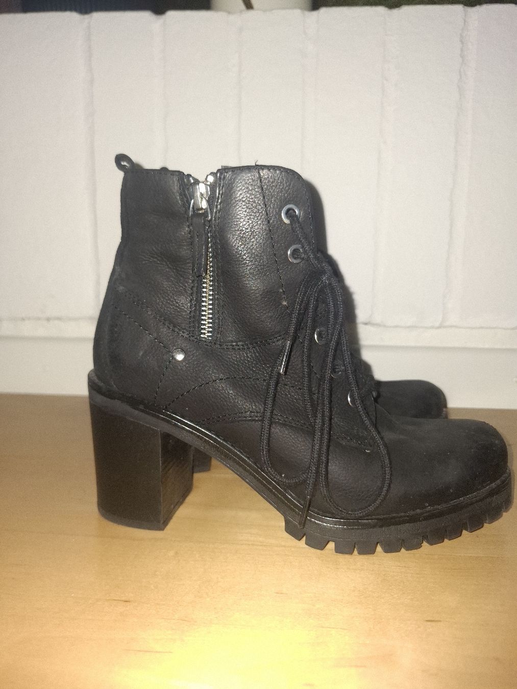 Dosenbach Chaussures femmes: Schwarze Boots mit Absatz, Grösse 37 – D'occasion à Langenthal par Lari2107 2
