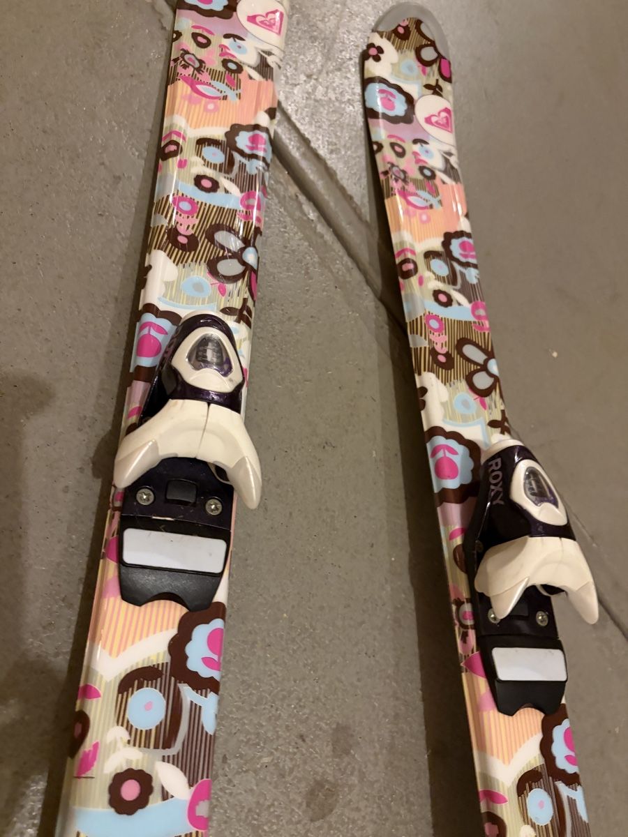 Roxy Sci: Roxy Skis 130cm with Bindings - Winter Fun Ready! – Usato da steinhausen venduto da blockfr 1