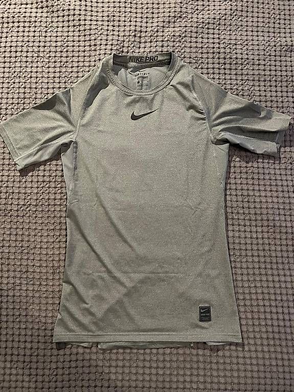 Nike T-shirt: T-shirt Nike Pro Dri-FIT gris compression M – Nuovo (secondo la descrizione) da Genthod venduto da mar_g8vn