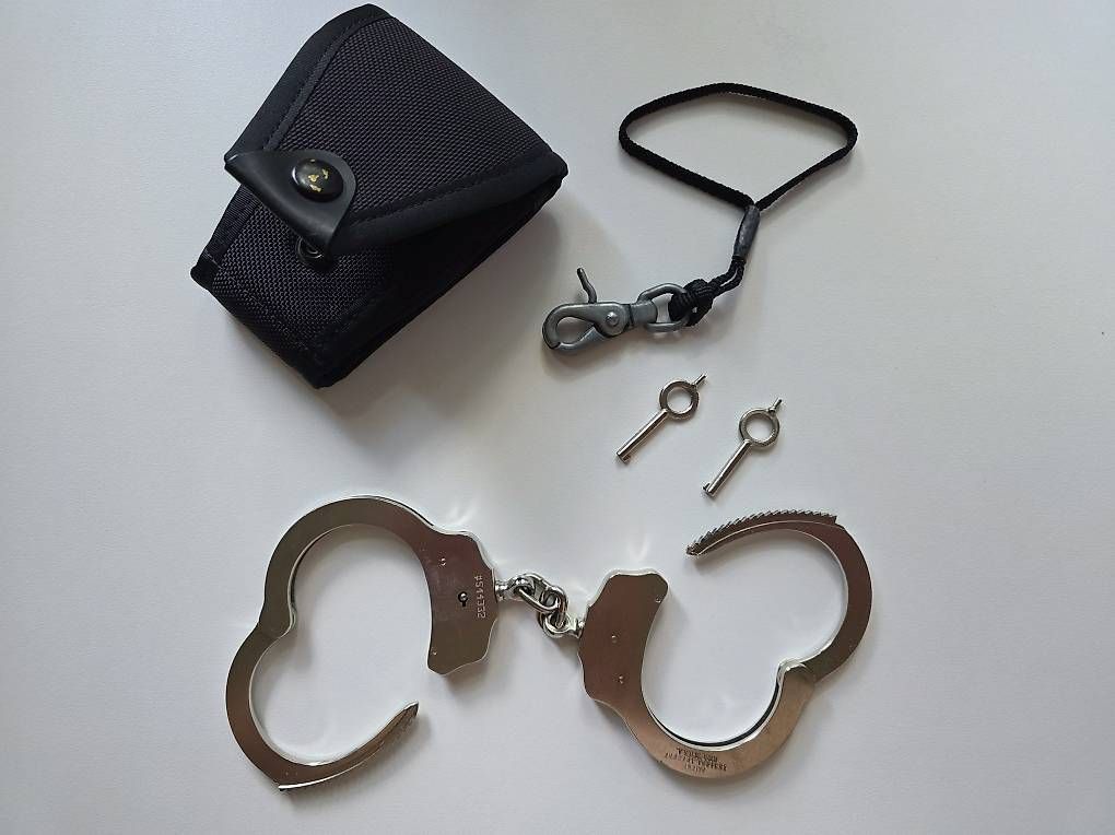 Autres événements d'entreprise et fêtes: Handschellen Peerless / Handfesseln / Original Polizei  – D'occasion à Muttenz par weg_tp6d 1