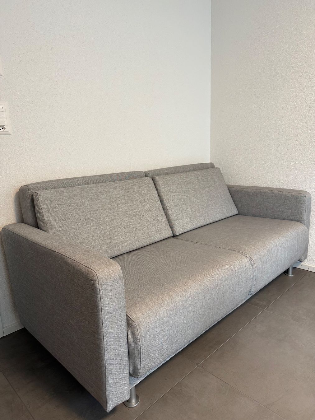 Boconcept Sofas: BoConcept Melo Stoff Zweisitzer Sofa Grau – D'occasion à Steinhausen par phi_8nvy