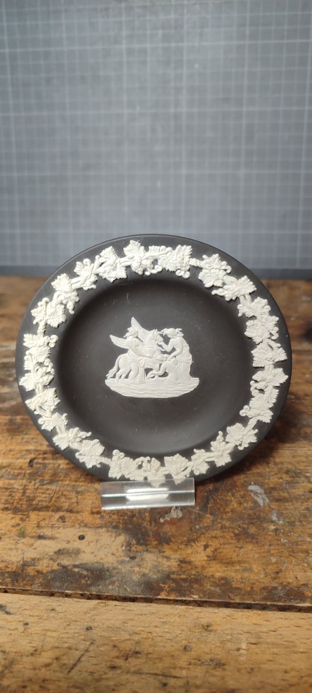 Wedgwood Piatti: Wunderschöner Teller von  Wedgwood schwarz – Usato da Gelterkinden venduto da MYSTOREFORYOU4460 1