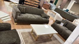 Sofa dunkelgrau mit Kissen und Goldakzenten