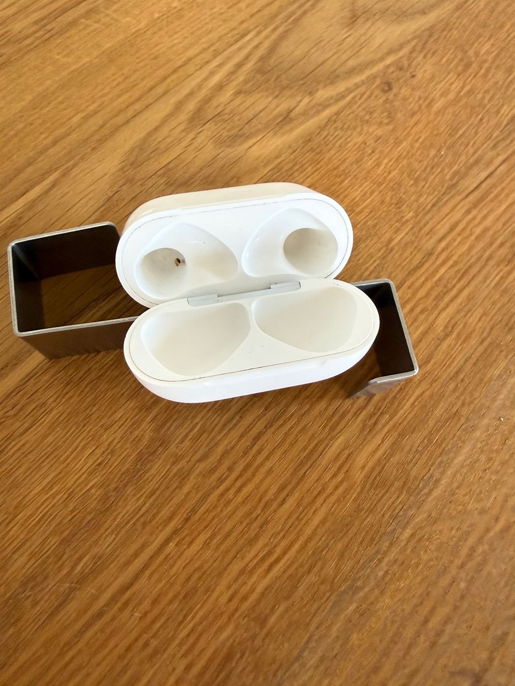 Apple Cuffie: APPLE AirPods 4 Charging Case – Usato da Lausanne venduto da Nine1982 2