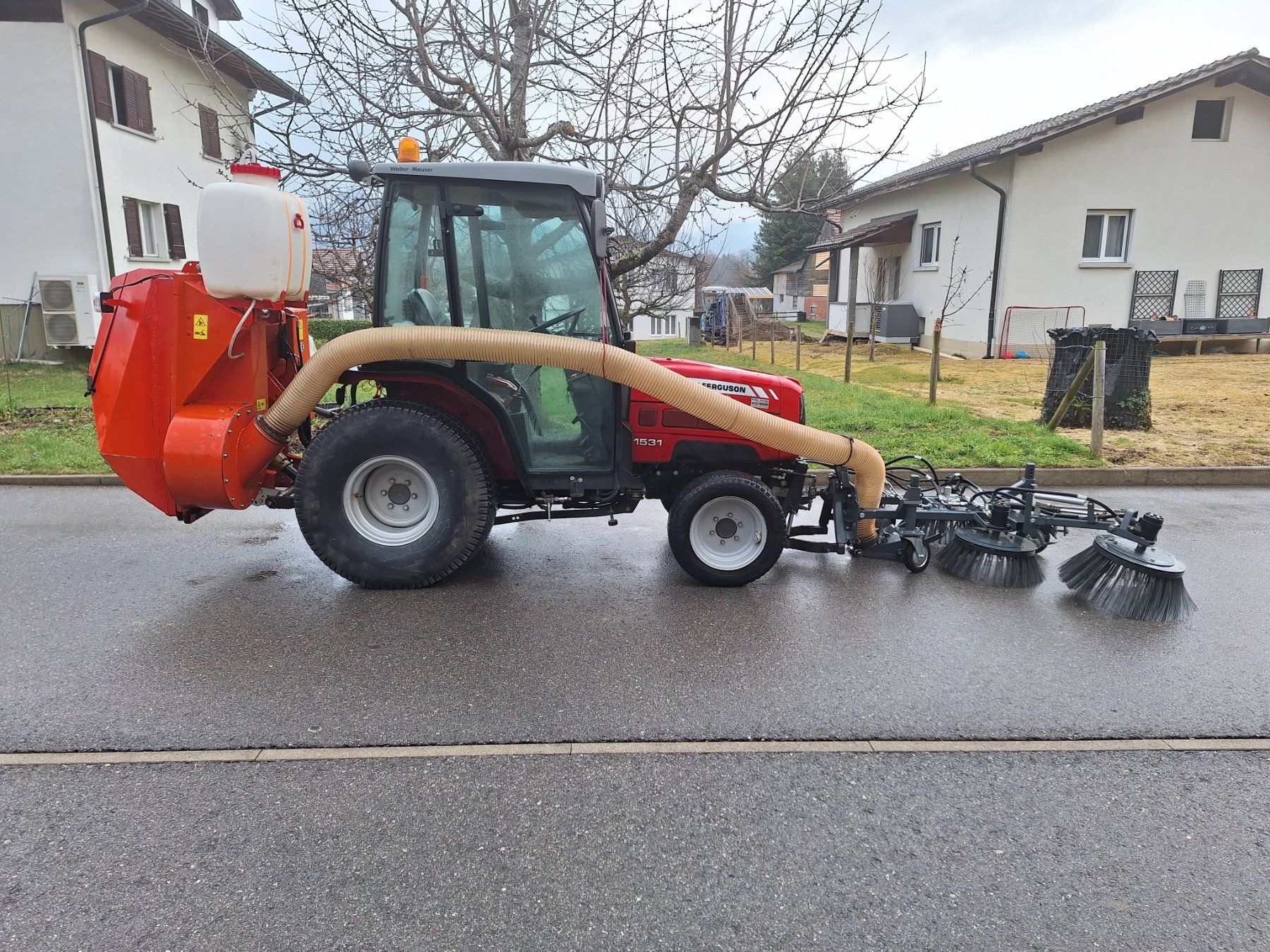 Tutte le macchine: Kehrmaschine zu Traktor – Usato da Brünisried venduto da puerrop