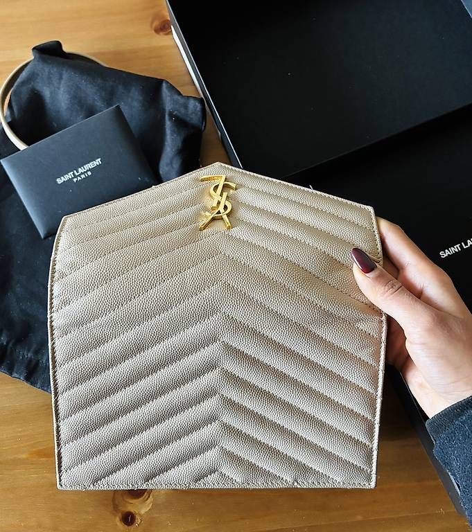 Borse da donna: Saint Laurent Cassandre Envelope  – Usato da Zug venduto da bia_szh2 4