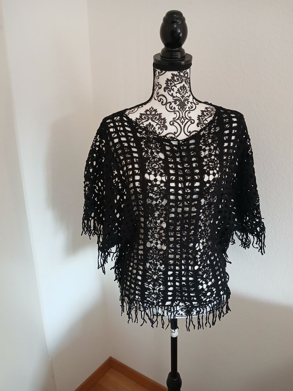Blusen: Schwarze Spitzenbluse, Gr. M, Häkeloptik, Fransen, Boho-Stil – Gebraucht aus Glattbrugg von fin_66d8