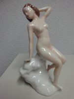 Porzellan-Figur   sitzender Akt, signiert