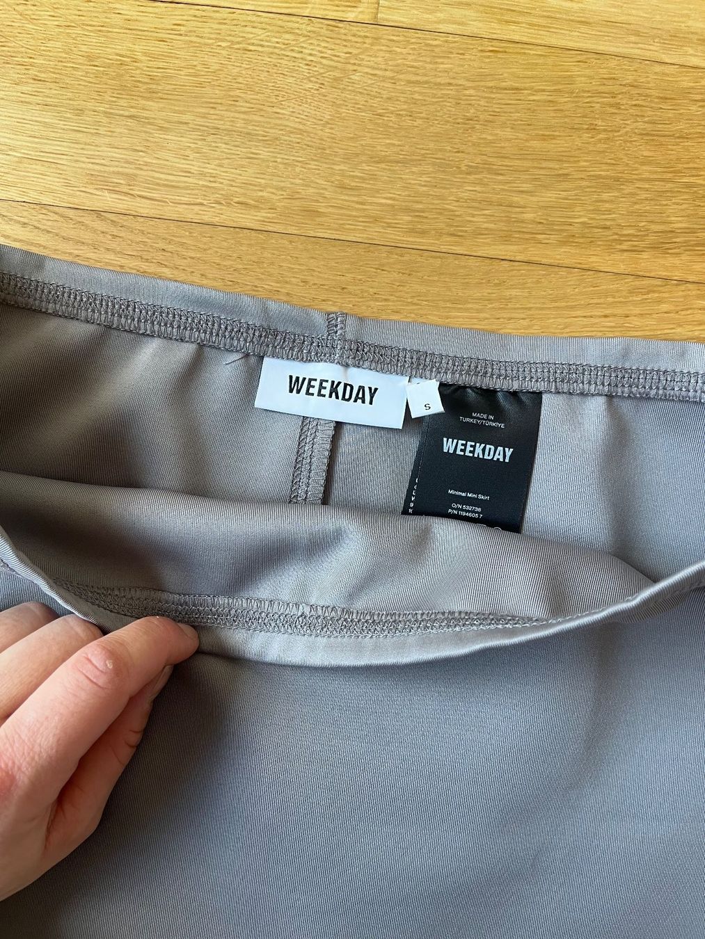 Weekday Gonne: Mini jupe weekday grise – Nuovo (secondo la descrizione) da La Tour-de-Trême venduto da lol_85kj 1