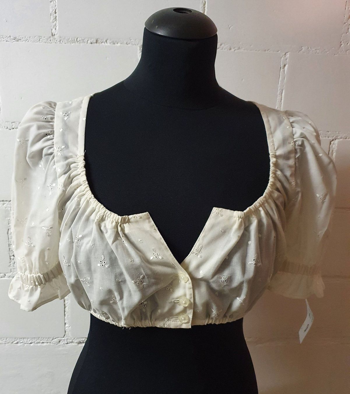 Camicette: Neu: "Rose " / Dirndl Bluse / Gr. 44 / creme – Nuovo (secondo la descrizione) da Muri AG venduto da Edlerweiss