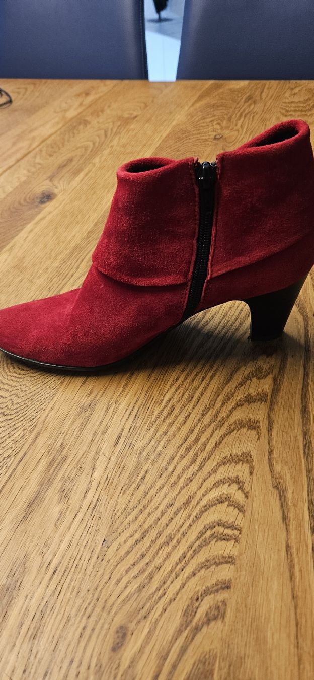 Scarpe da donna: Rote Stiefeletten, Gr. 38 - Herbst Look! – Usato da Matten b. Interl venduto da fla_s8sd 3
