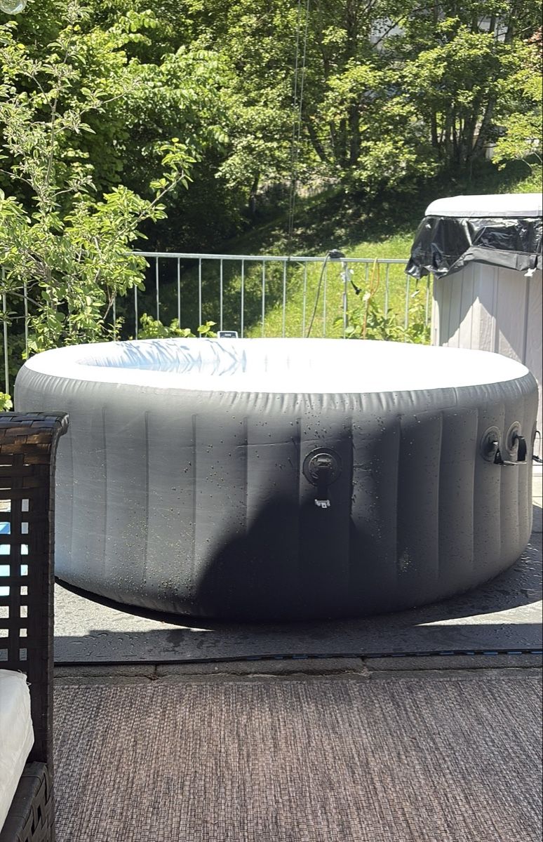 Whirlpool: Whirlpool Lay-Z-Spa – Gebraucht aus Hergiswil NW von Kylee