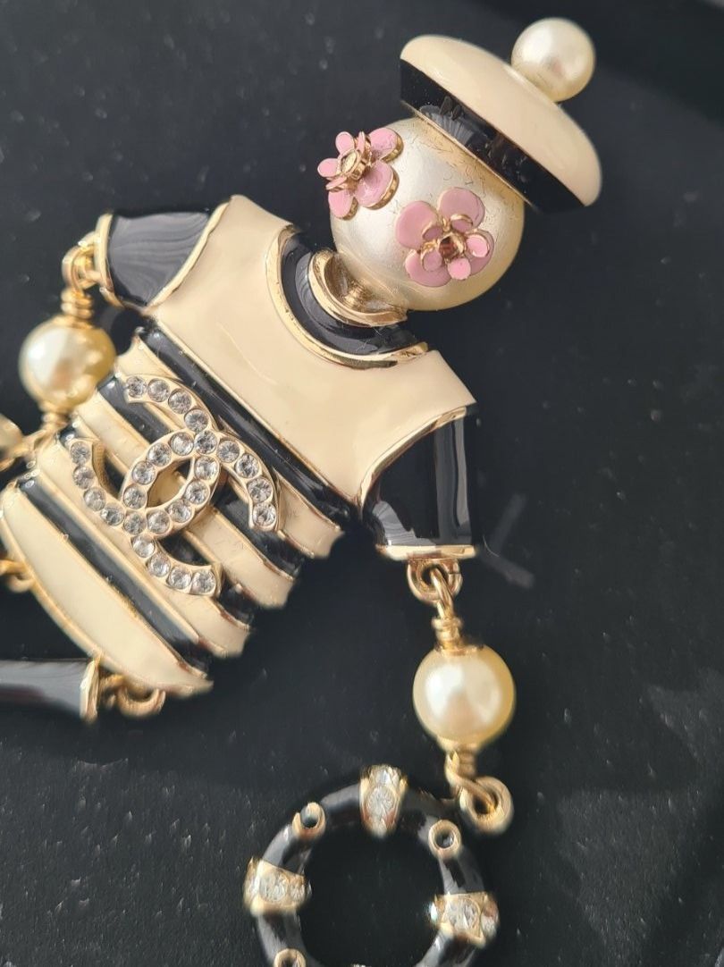 Chanel Spille & Fermagli: Seltene Chanel Brosche mit Rechnungscopie – Nuovo (secondo la descrizione) da Luzern venduto da annabelle25 7