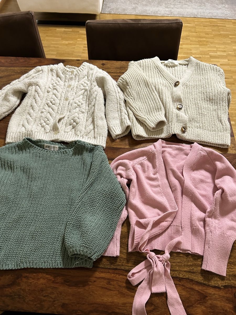 H&M Lotti & Set di vestiti: 4 Strickjacken/Pulli Mädchen, Grösse 110/116 – Usato da Zürich venduto da Nutla 1