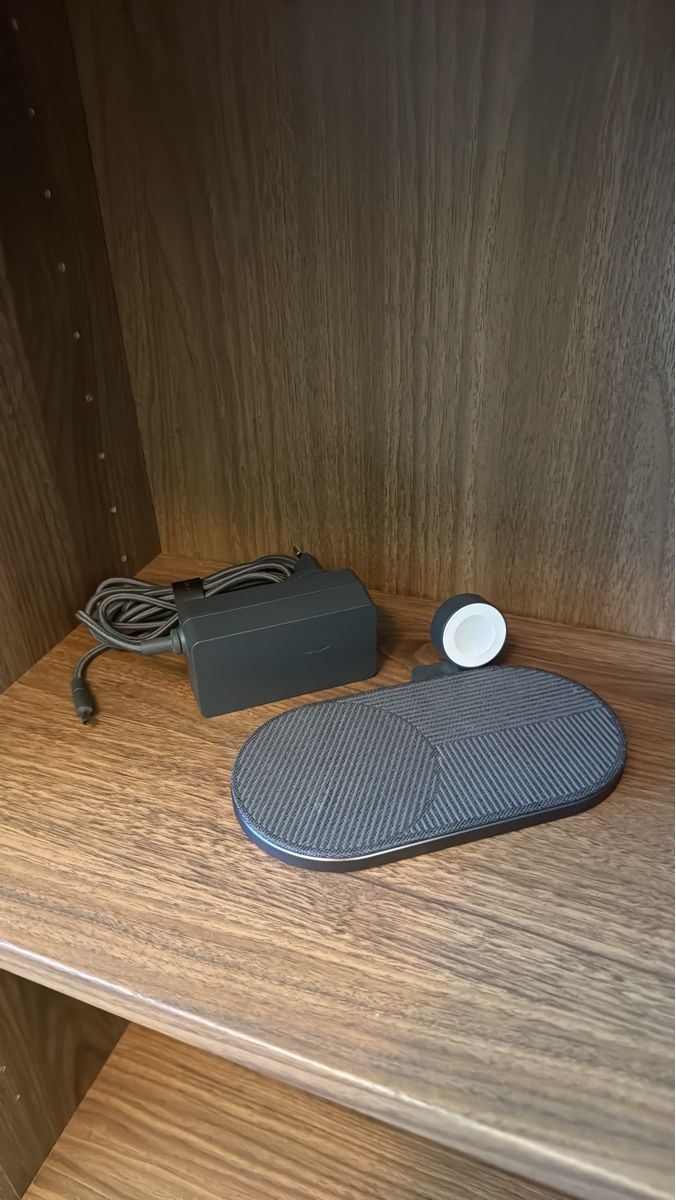 Apple Accessori per Smartwatch: Wireless Charging Pad with Adapter - Apple Watch – Usato da Nyon venduto da onjamax