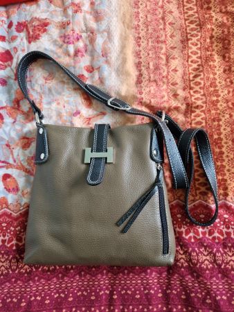 Sac à bandoulière en cuir presque neuf