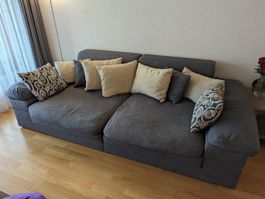 Gemütliches Sofa 270 x 135 x 80 cm mit Kissen.