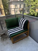 Loungesessel mit grünen Kissen