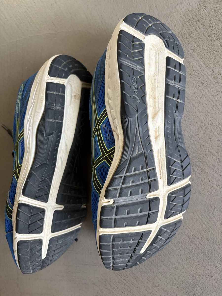 Asics Chaussures garçon: Turnschuhe Asics Kinder  – D'occasion à Sarmenstorf par LioWe 2